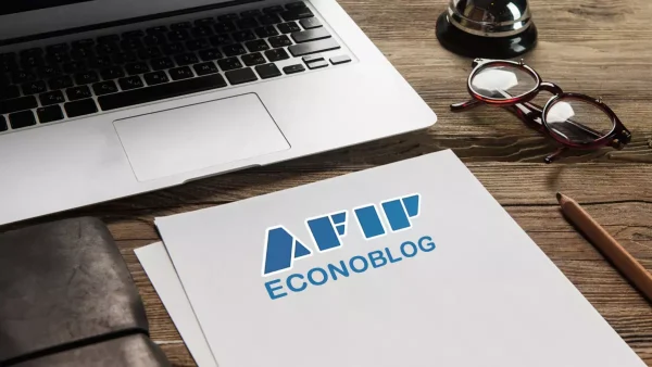 Escritorio y papel con logo de AFIP