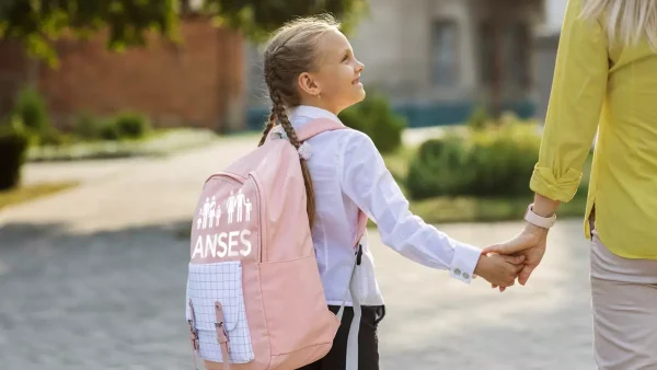 Niña que cobra Ayuda Escolar