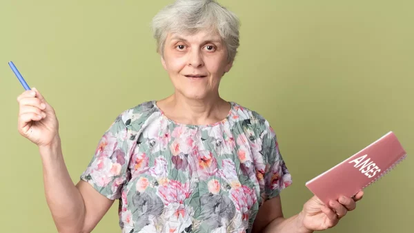 Jubilada con cuaderno de Anses
