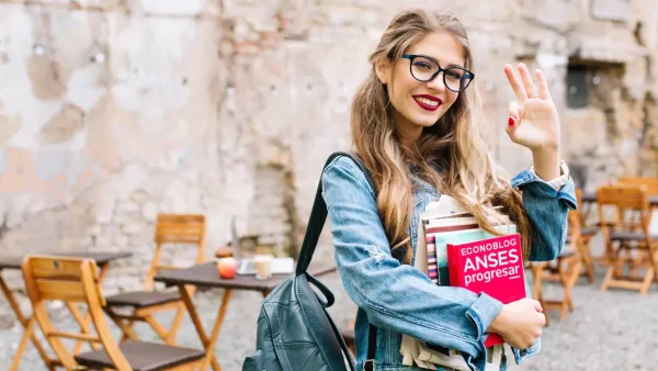 Estudiante con libros Progresar