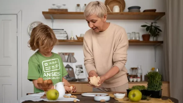 Madre con Tarjeta Alimentar de Anses