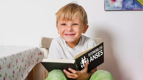 Niño con libro de AUH