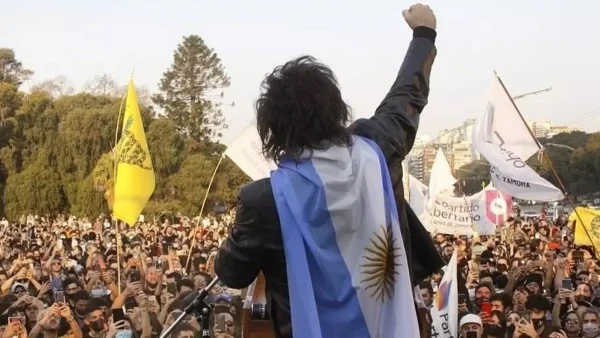 Javier Milei con bandera