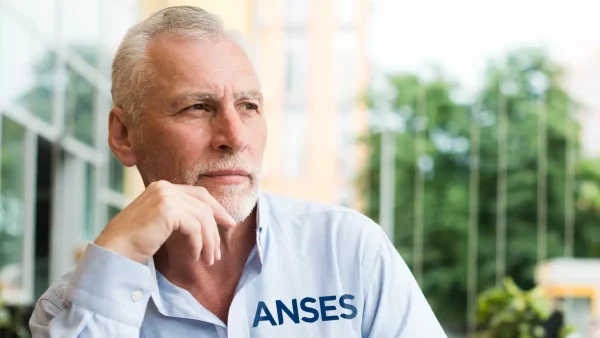 Jubilado de Anses pensando