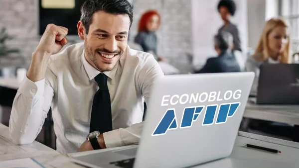 Trabajador feliz leyendo AFIP