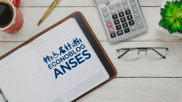 Cuaderno con el logo de la Anses