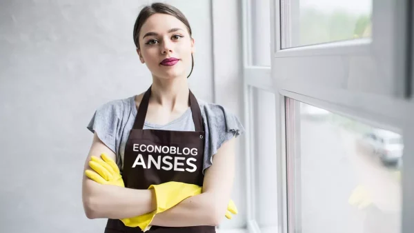 Empleada doméstica con delantal de Anses