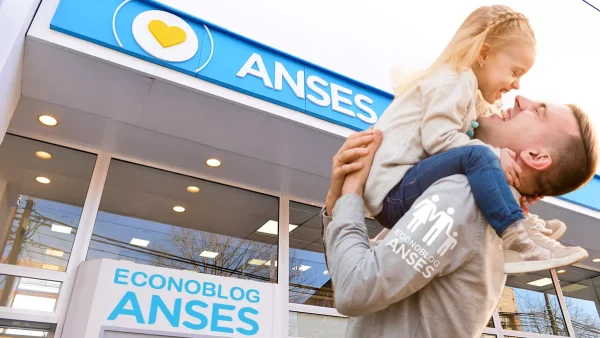 Padre e hija del SUAF en la oficina de Anses