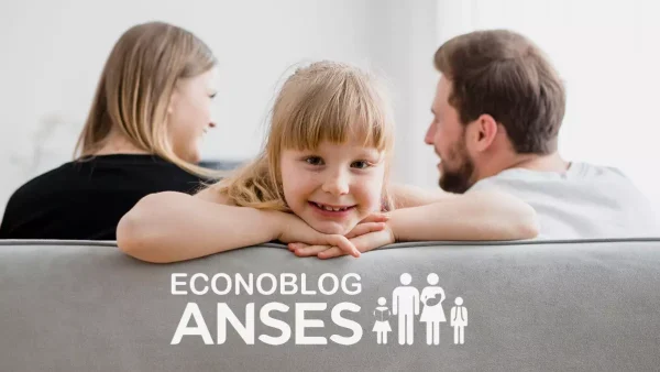 Familia de la AUH en un sofá de Anses