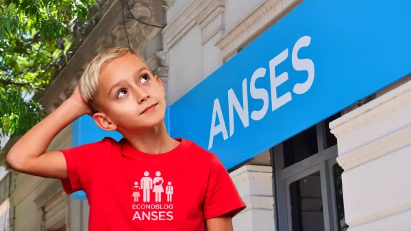 Niño de la AUH en delegación de Anses