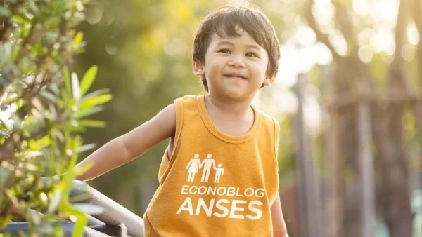 Nene con remera del SUAF de Anses