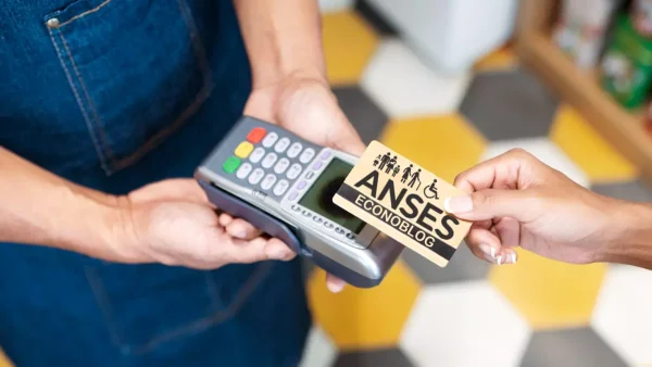 Tarjeta de la Anses con AUH, PNC y jubilados