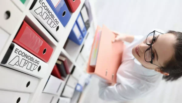 Biblioteca con libros con el logo de AFIP