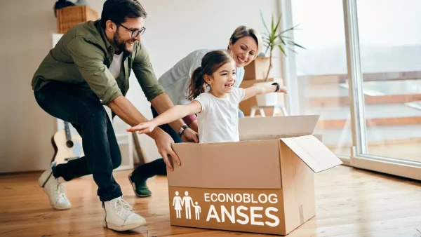 Familia del SUAF con caja de Anses