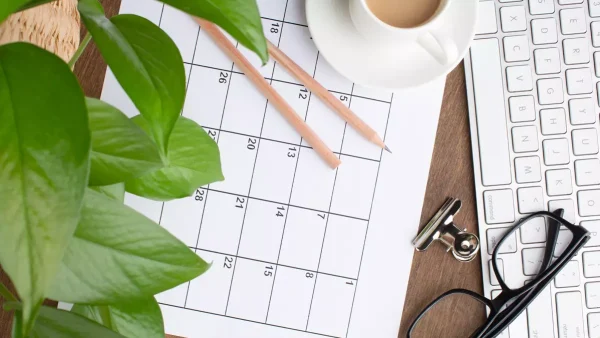 Calendario con taza de café y anteojos