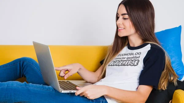 Estudiante con netbook de Conectar Igualdad Bonaerense