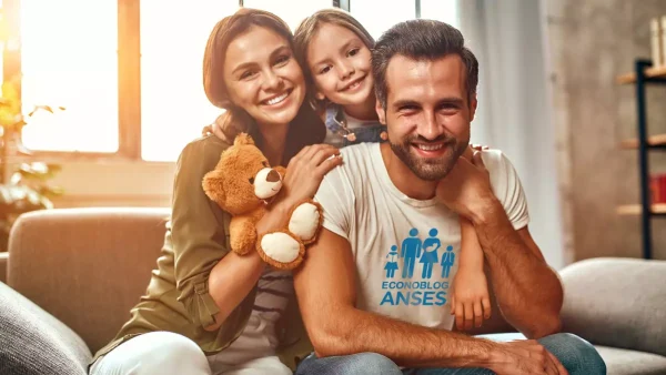 Familia feliz de la AUH de Anses