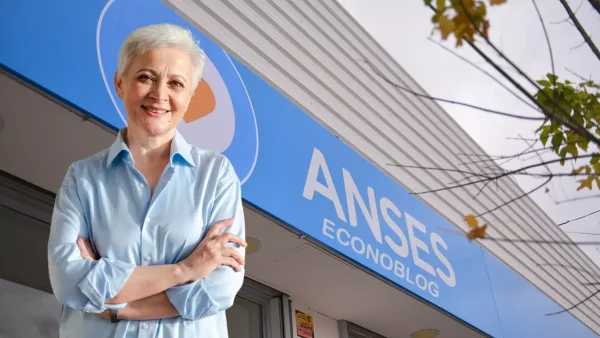 Jubilada frente a una oficina de Anses