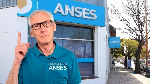 Jubilado señalando en oficina de Anses