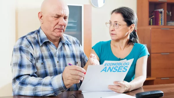 Jubilados con un papal de Anses