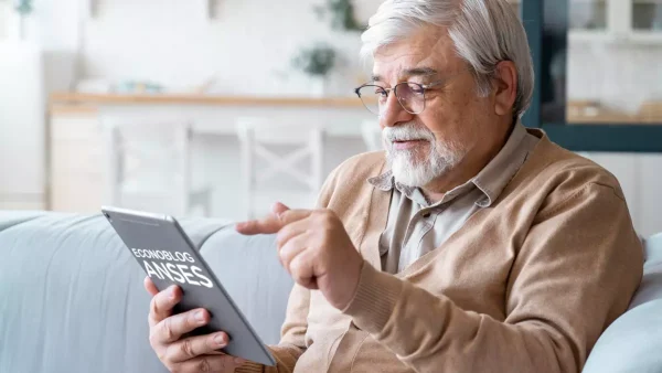 Jubilado con tablet de la Anses