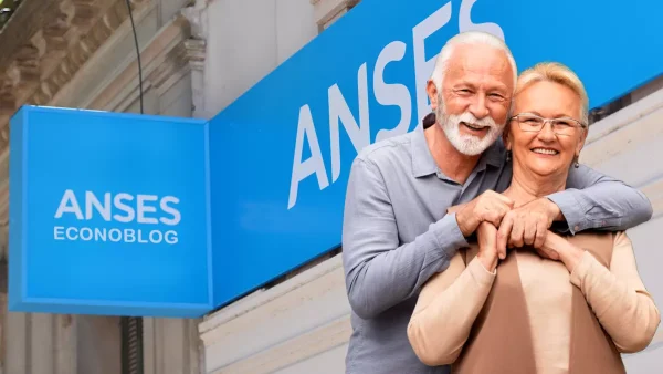 Jubilados en oficina de Anses