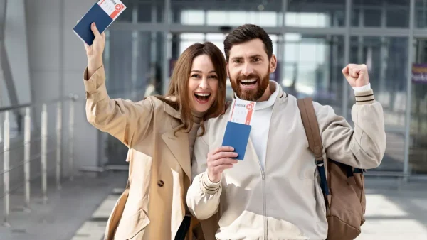 Pareja con pasaporte en la mano