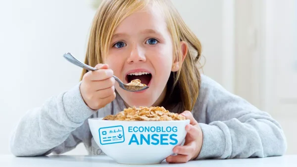 Titular de la Tarjeta Alimentar comiendo con tazón de Anses