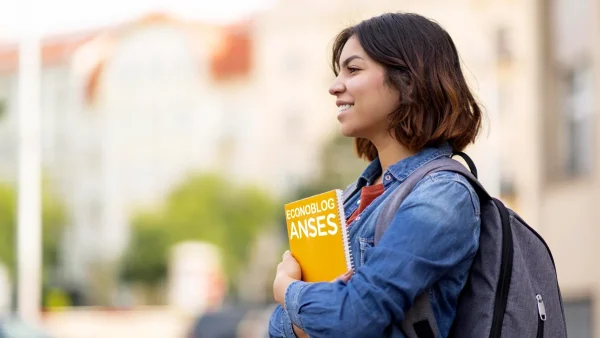 Estudiante de Becas Progresar con libro de Anses