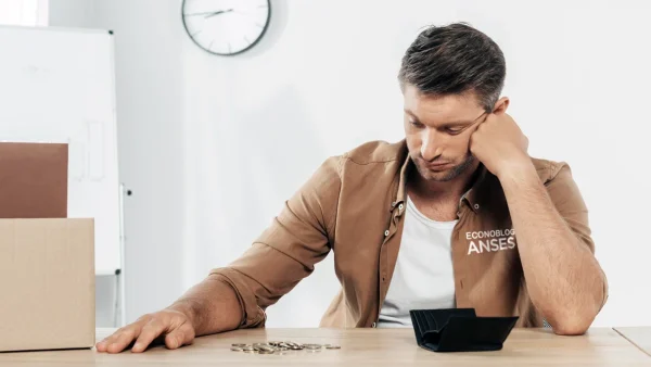 Desocupado con camisa de Anses