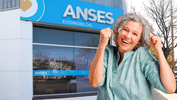 Jubilada contenta en oficina de Anses