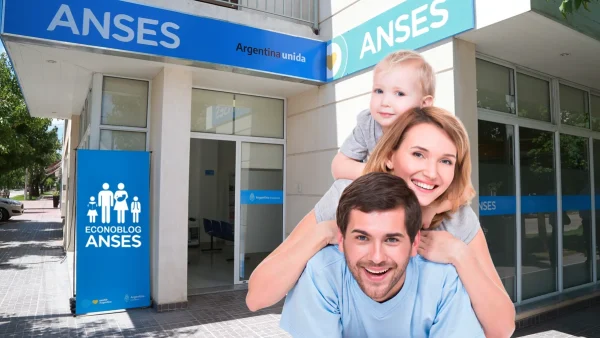 Familia de la AUH en oficina de Anses