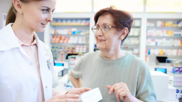 Jubilada en una farmacia