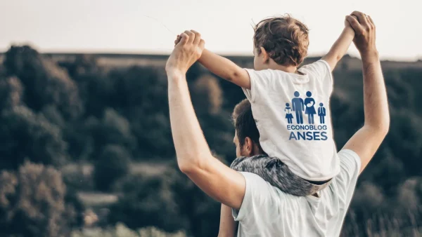 Padre con remera de la AUH de Anses