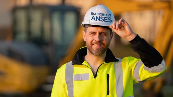 Trabajador con casco de Anses