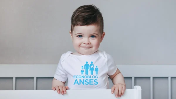 Niño de la AUH de Anses en la cuna