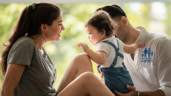 Familia feliz de la AUH de Anses