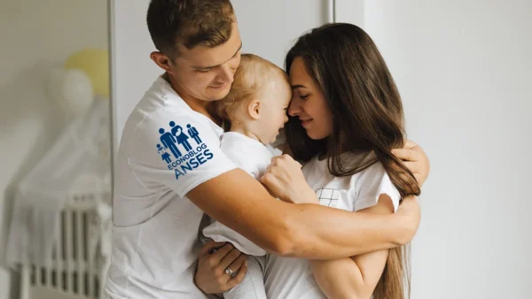 Familia con remera de AUH de Anses