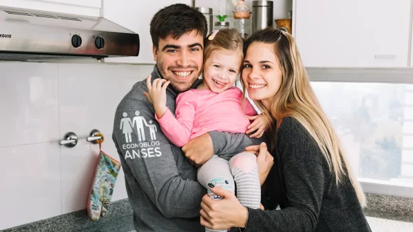 Familia de la AUH con remera de Anses