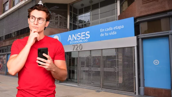 Joven pensando con el celular en la oficina de Anses