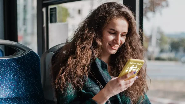 Mujer de la AUH en colectivo