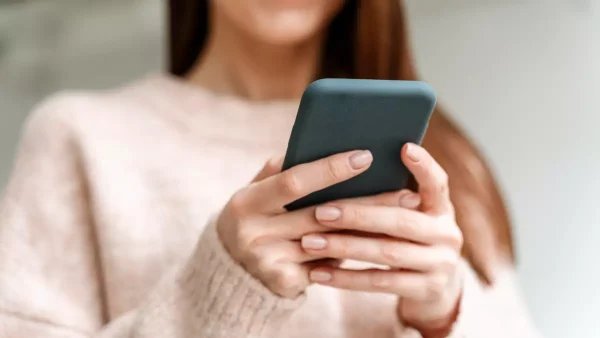 Mujer usando el celular
