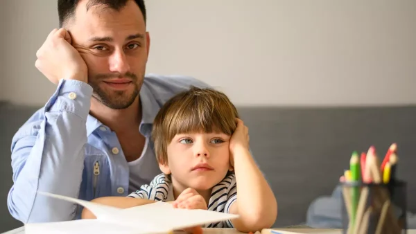 Padre triste con su hijo