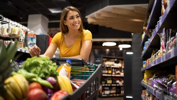 Mujer en el supermercado