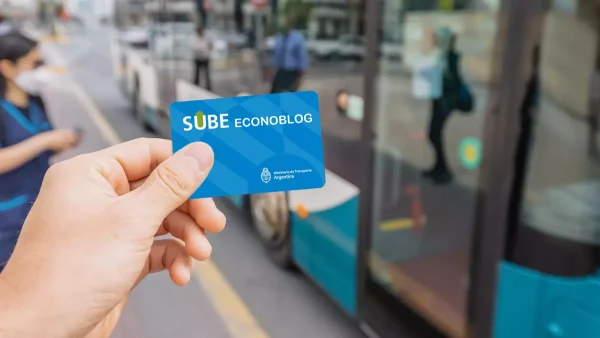 Mano con Tarjeta SUBE en colectivo