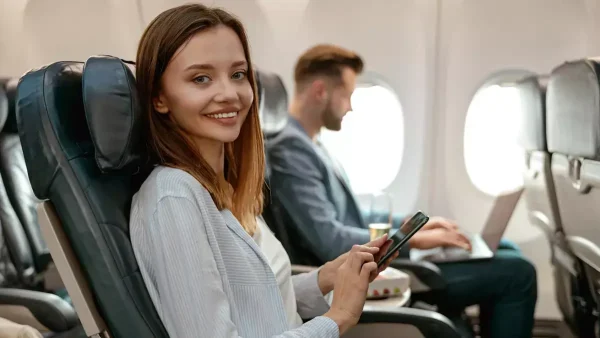 Pasajera con su teléfono en un avión