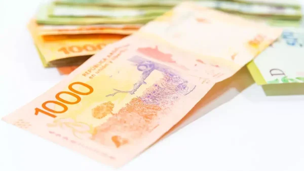 Billetes de pesos argentinos sobre una mesa