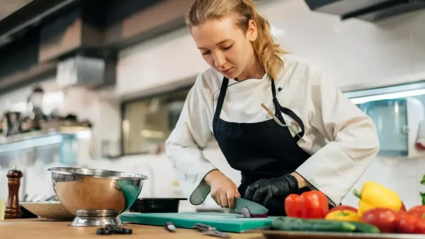 Trabajadora gastronómica cocinando