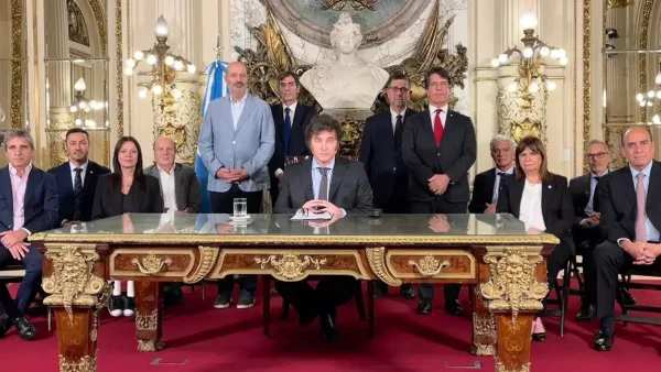 El Presidente Javier Milei con su equipo