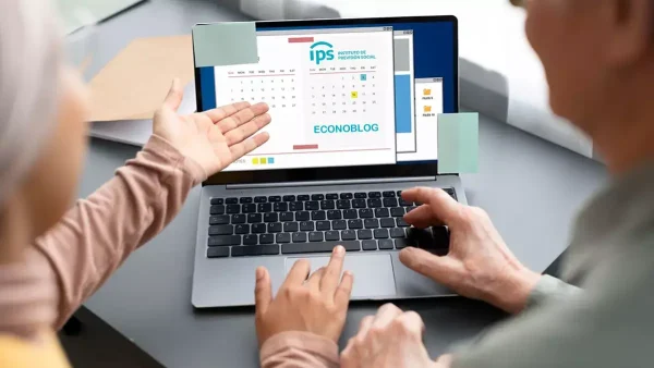 Jubilados mirando el calendario del IPS